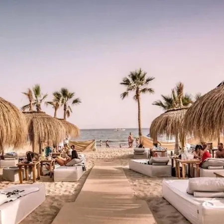 - Alicate Beachfront Apartment- 8 Apartment