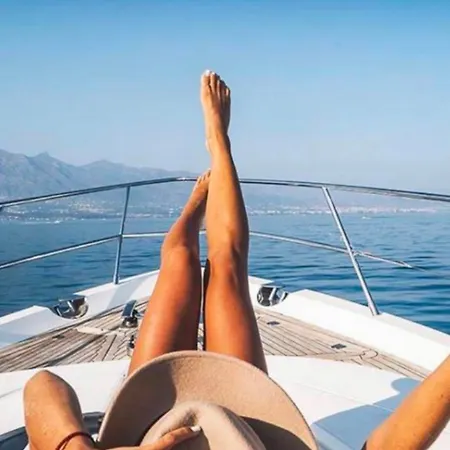 - Alicate Beachfront Apartment- 8 *