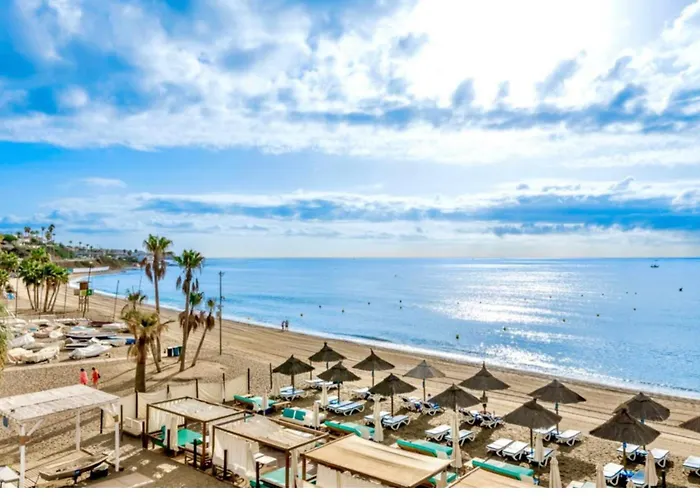 - Alicate Beachfront Apartment- 8 شقة ماربيا