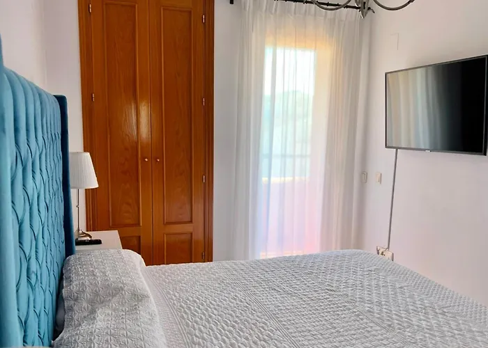- Alicate Beachfront Apartment- 8 شقة ماربيا